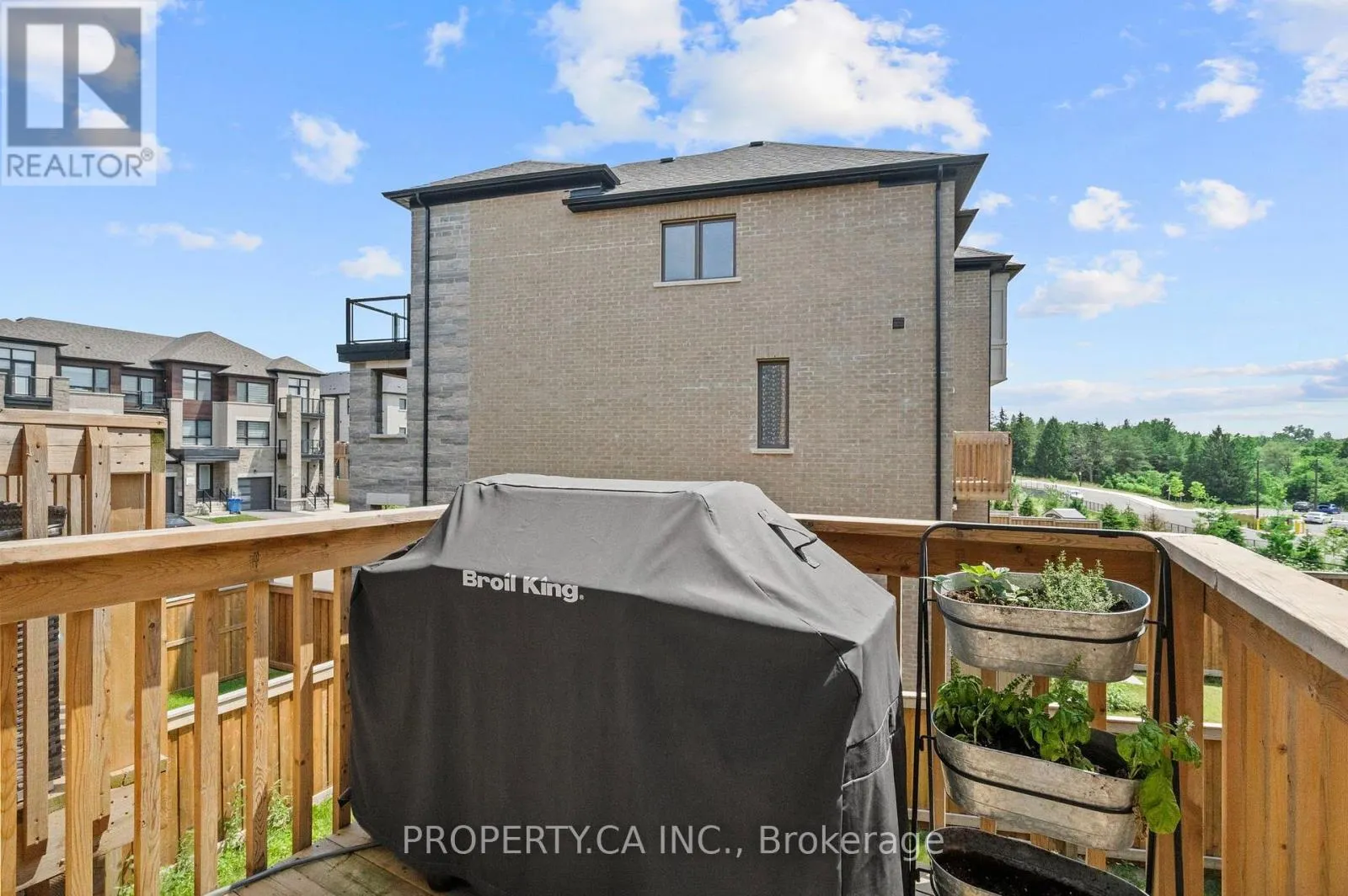 556 NEW ENGLAND COURT