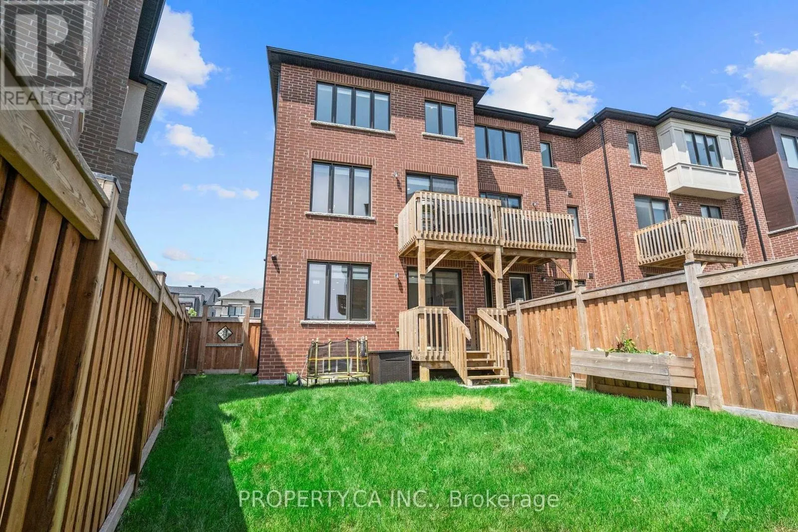 556 NEW ENGLAND COURT
