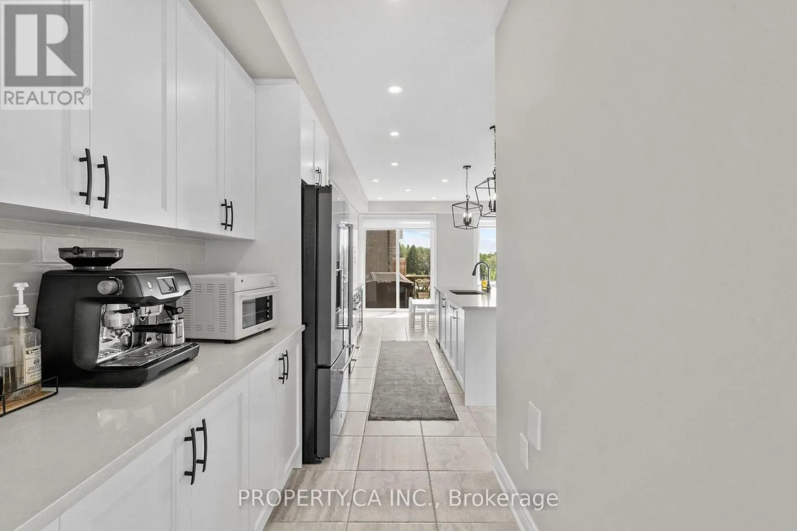 556 NEW ENGLAND COURT