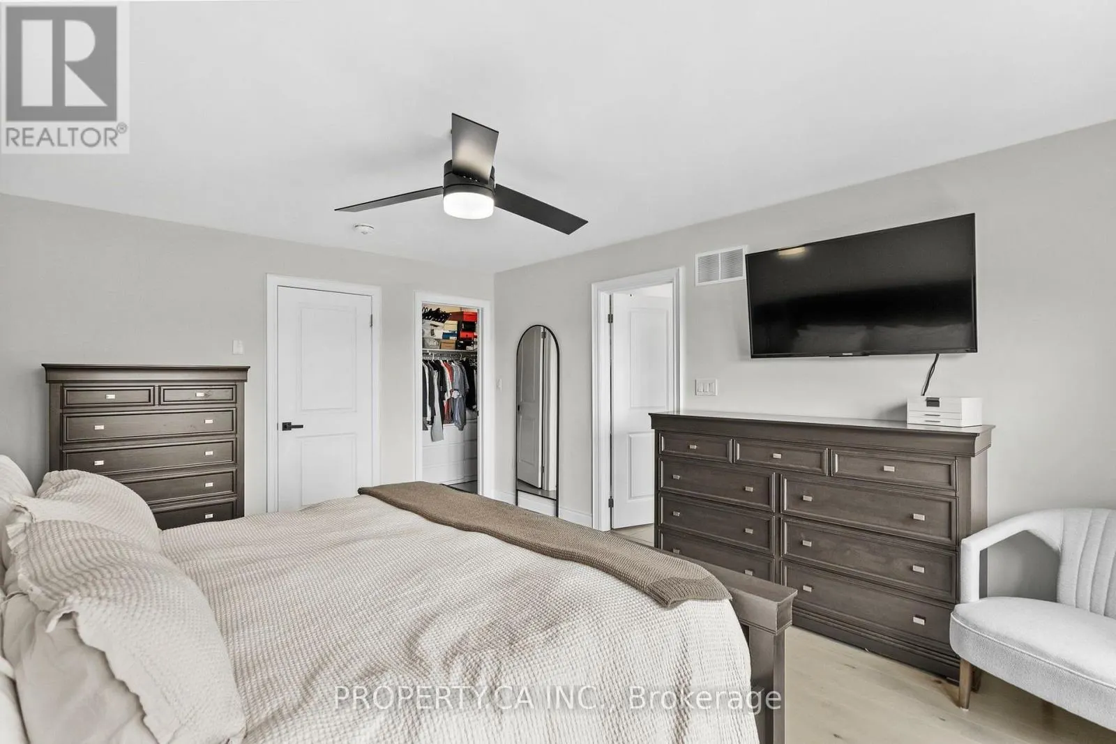 556 NEW ENGLAND COURT
