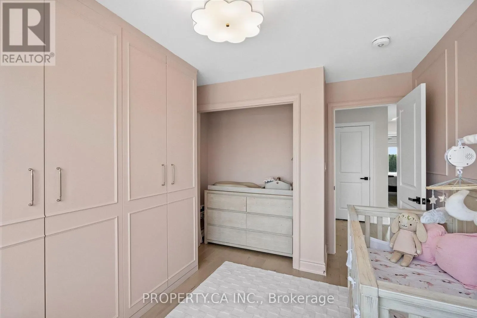 556 NEW ENGLAND COURT