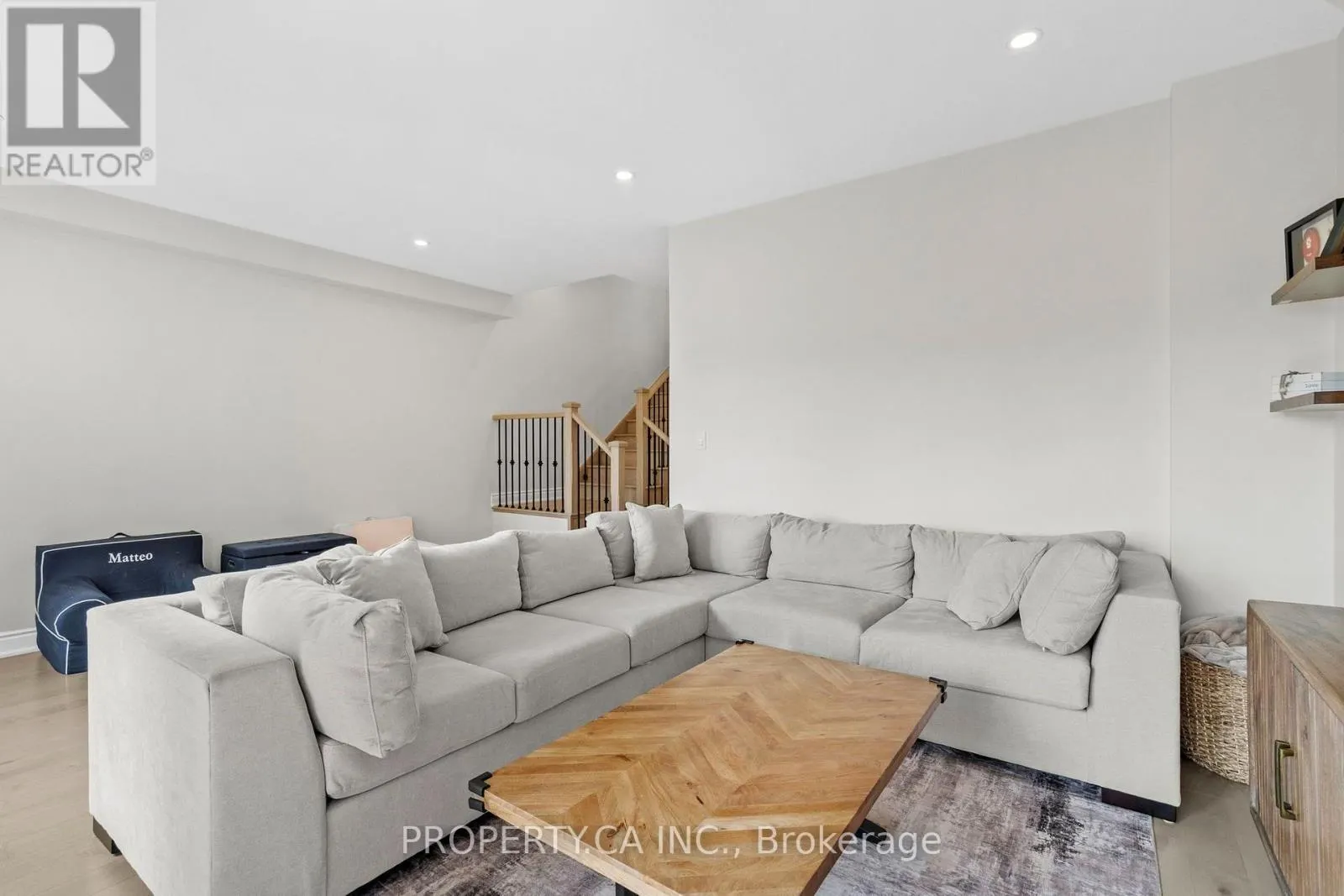556 NEW ENGLAND COURT