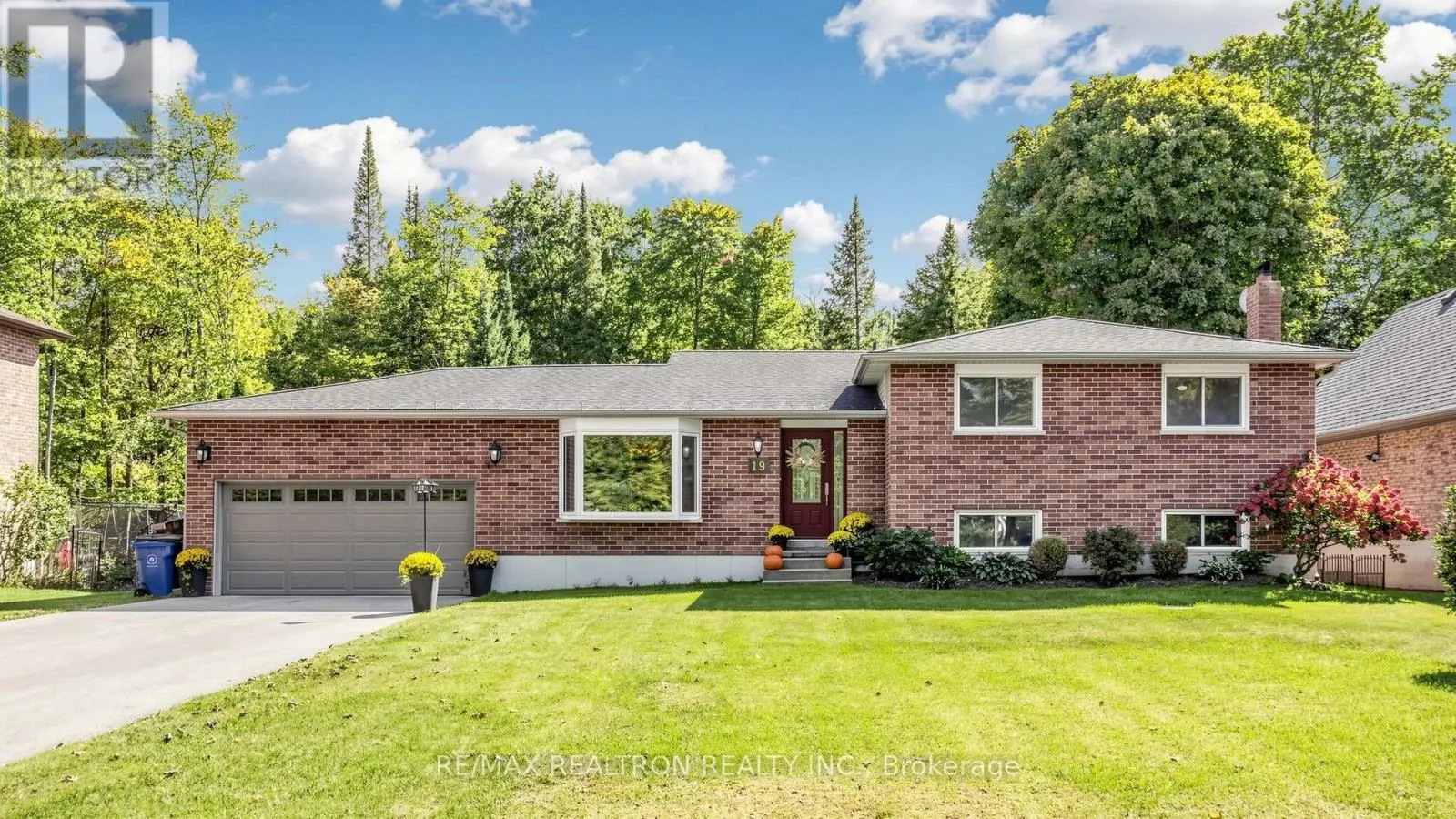 19 AMBERGLEN COURT