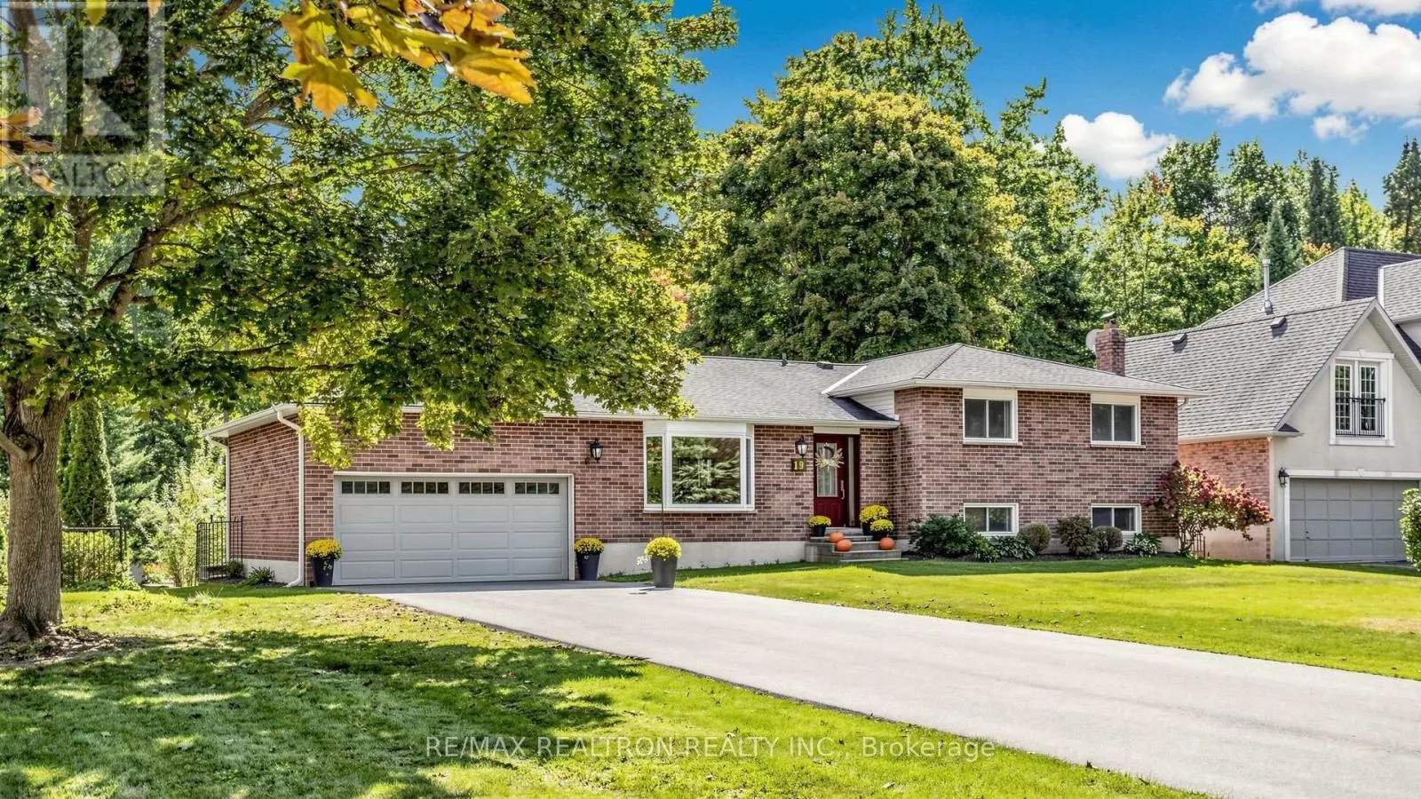 19 AMBERGLEN COURT