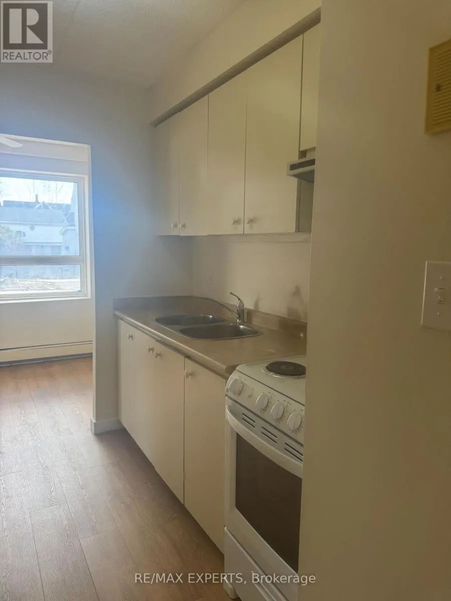 44 - 16 MCDONALD STREET N