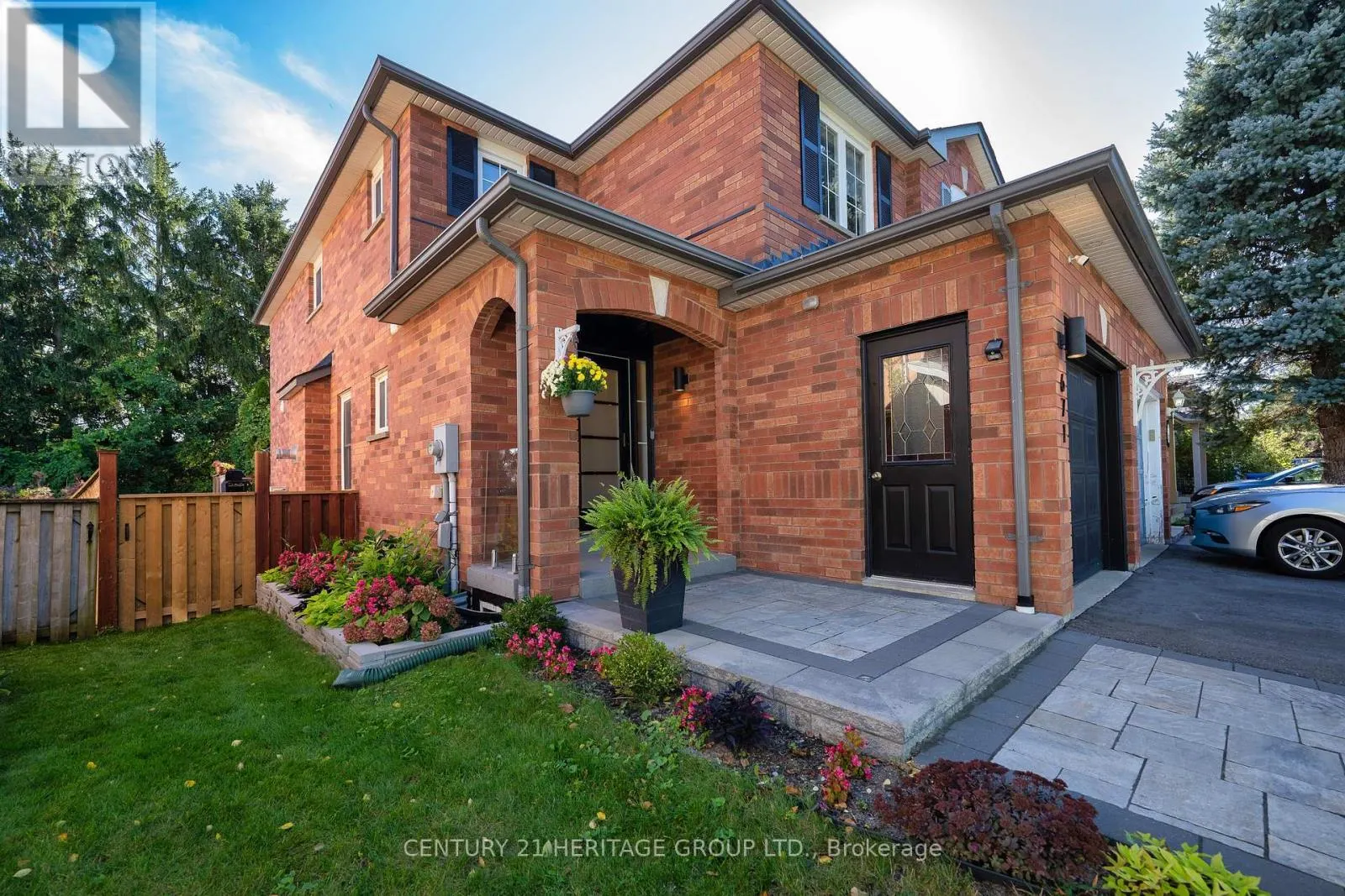 671 WALPOLE CRESCENT