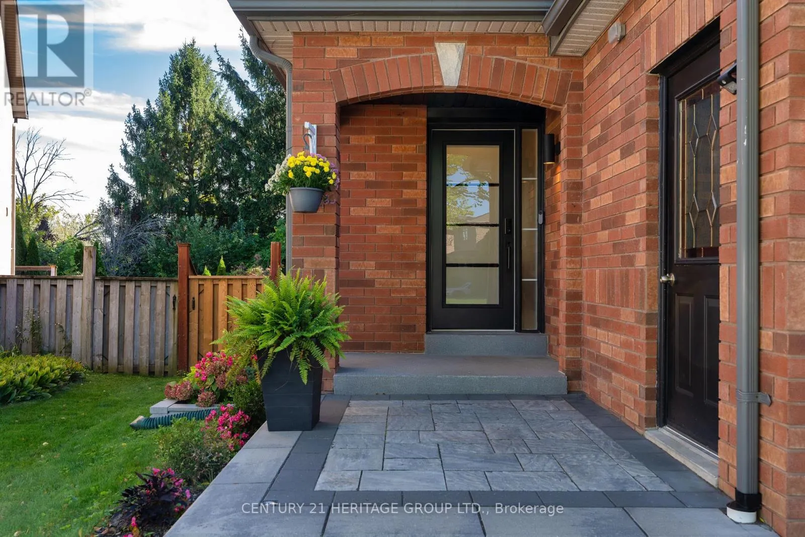 671 WALPOLE CRESCENT