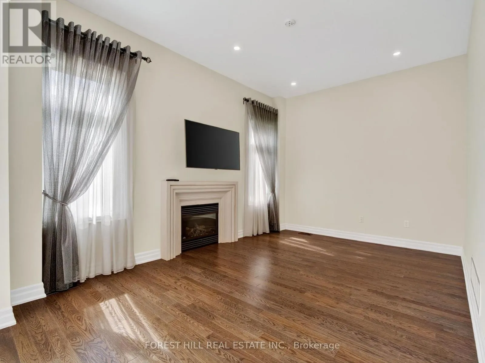 18 HACKWOOD CRESCENT