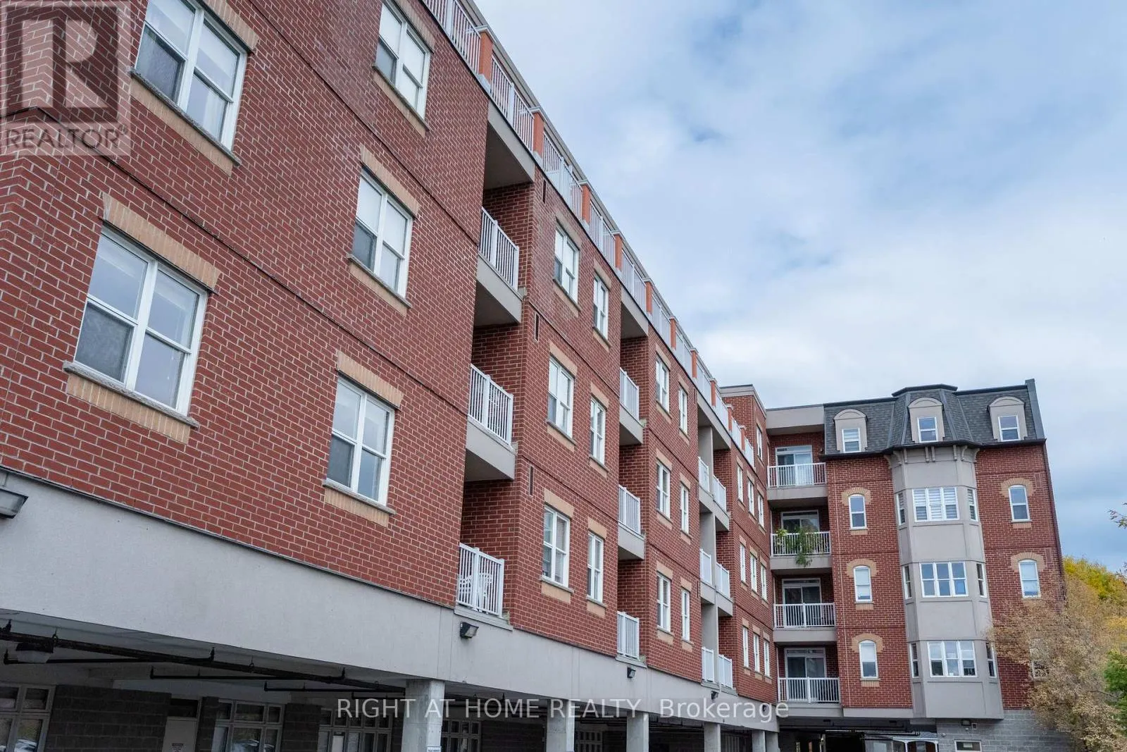 202 - 15450 YONGE STREET