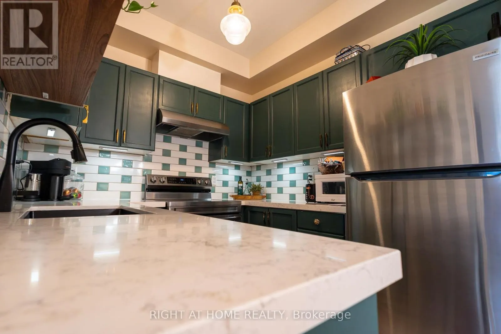 202 - 15450 YONGE STREET