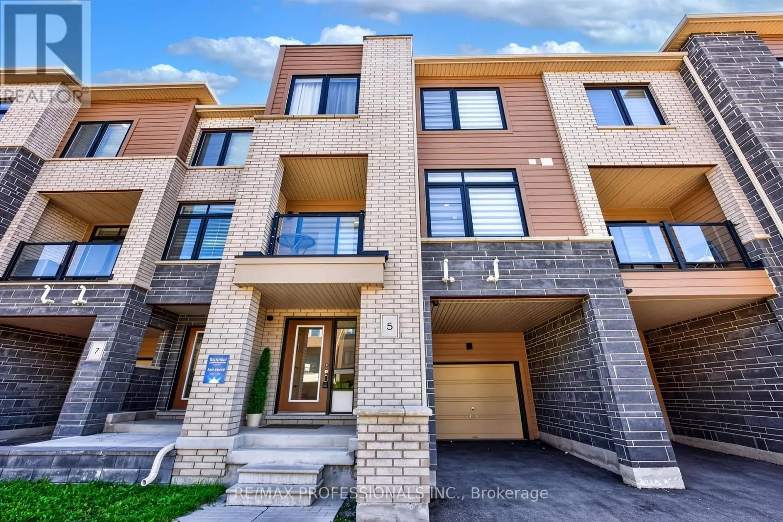 5 DELANO WAY