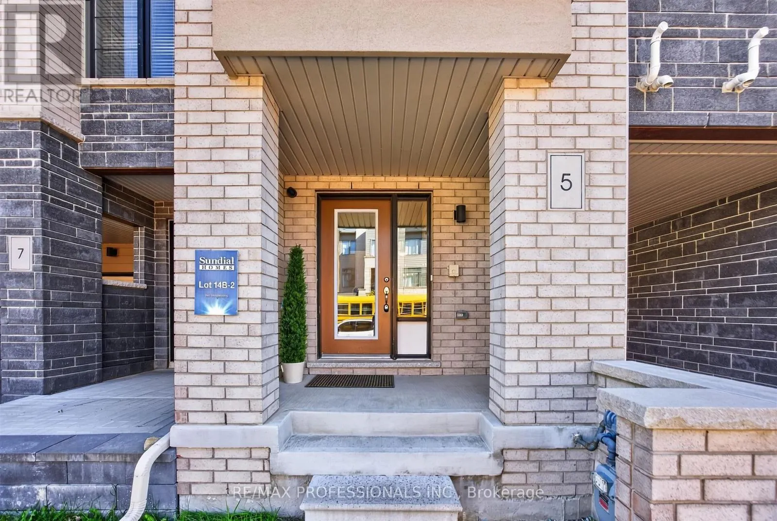 5 DELANO WAY