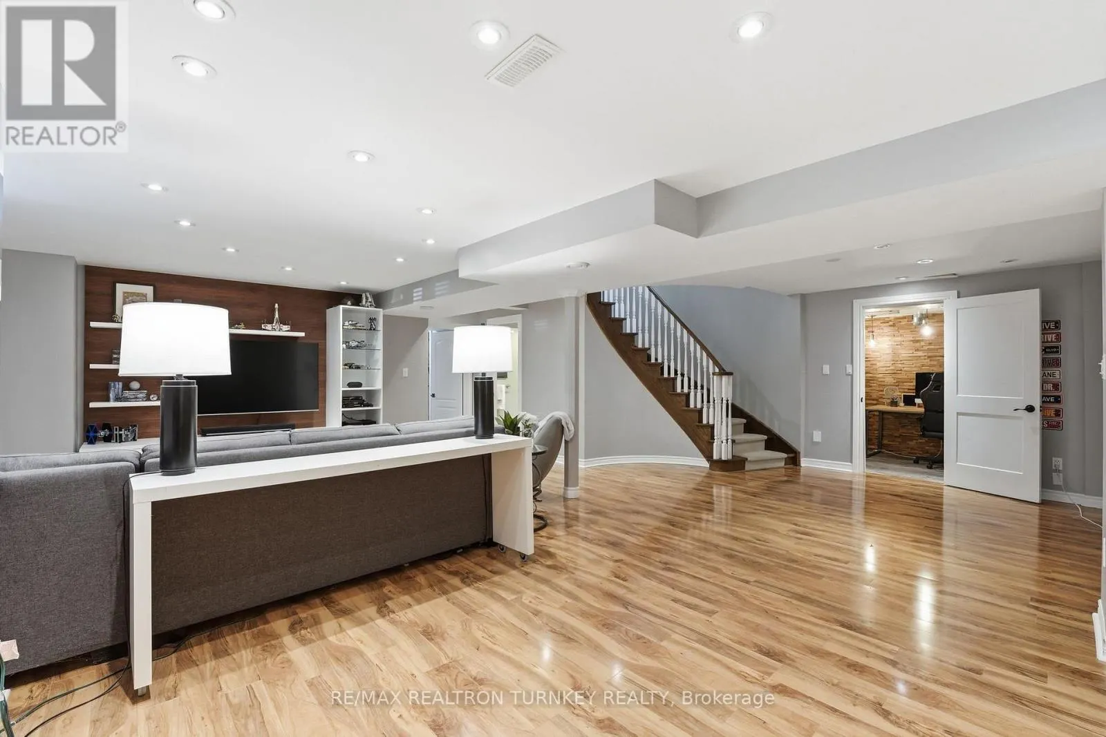 818 EXCELLER CIRCLE