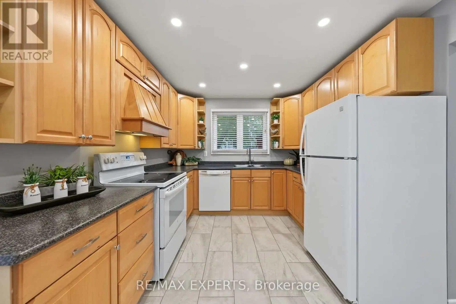 326 OAKWOOD COURT
