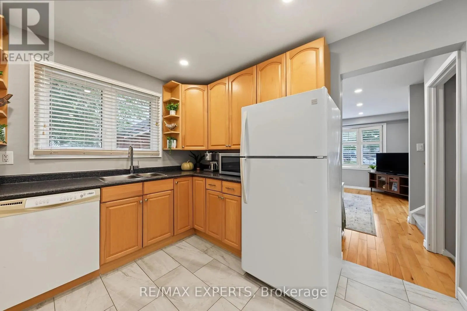 326 OAKWOOD COURT