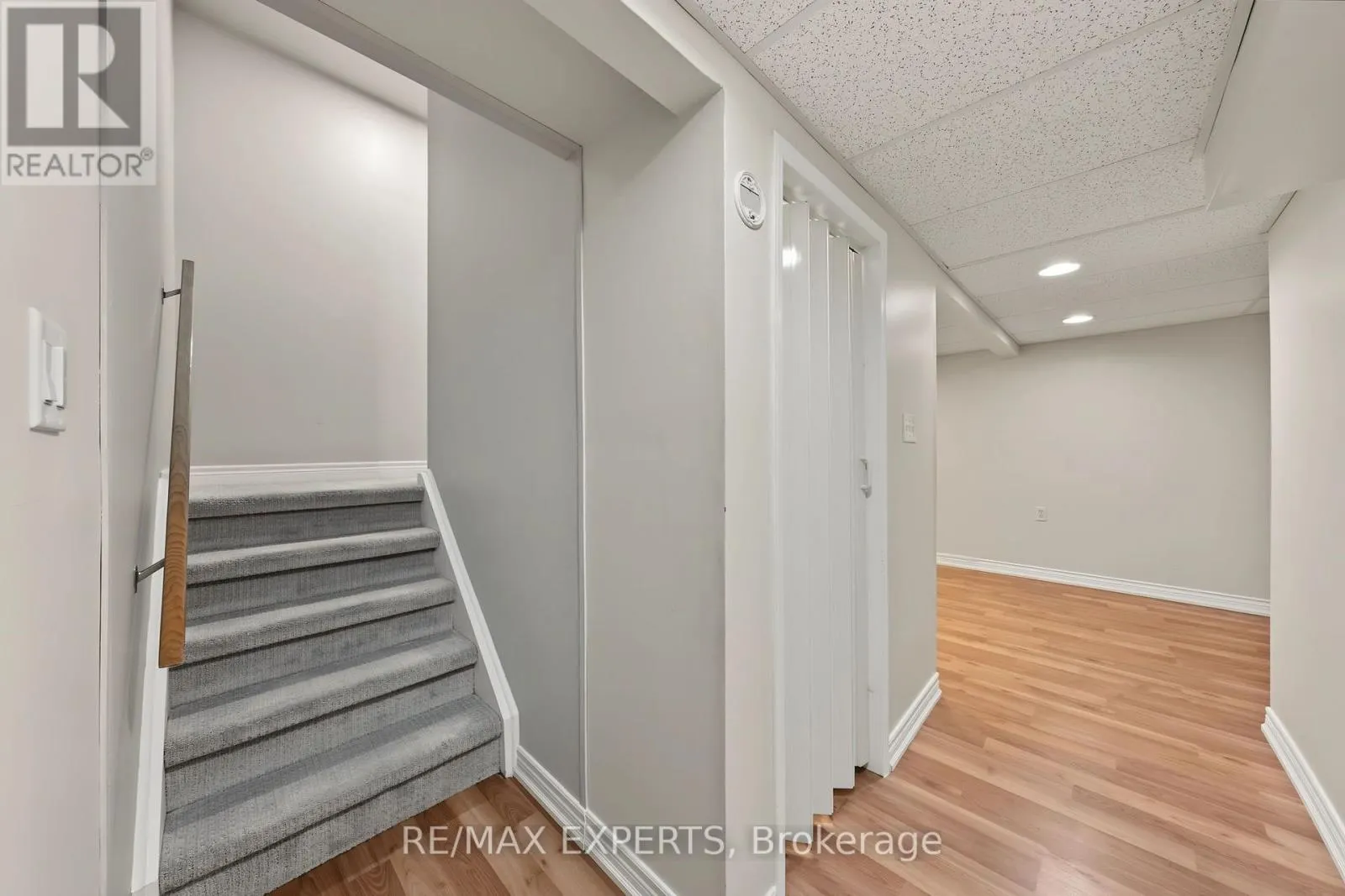 326 OAKWOOD COURT