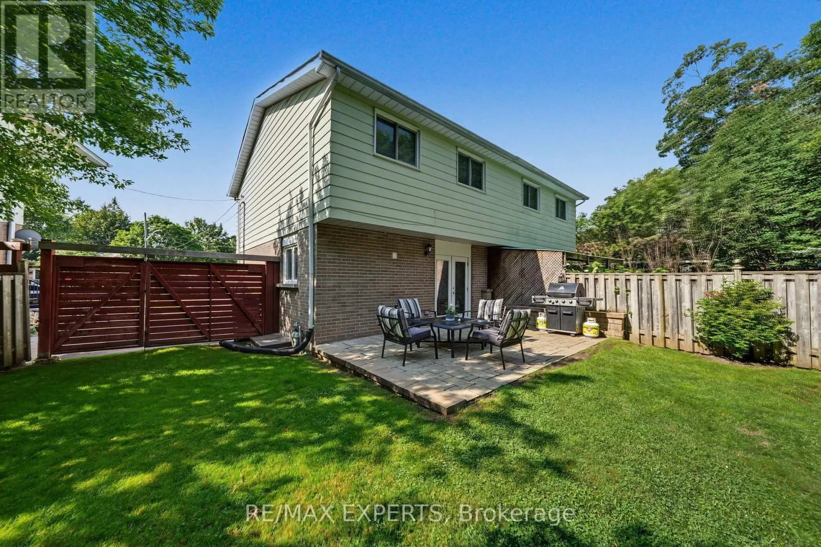 326 OAKWOOD COURT