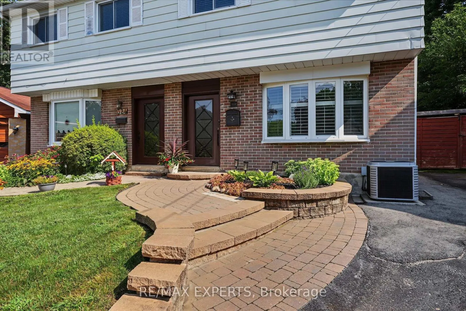 326 OAKWOOD COURT