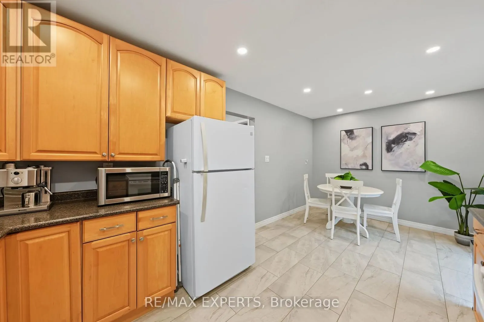 326 OAKWOOD COURT