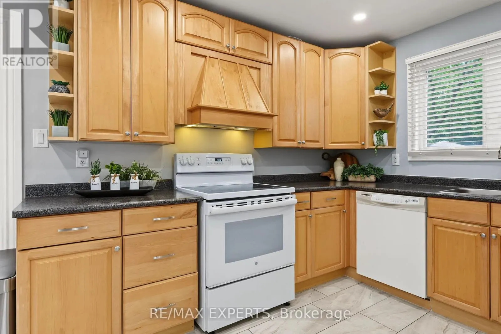 326 OAKWOOD COURT