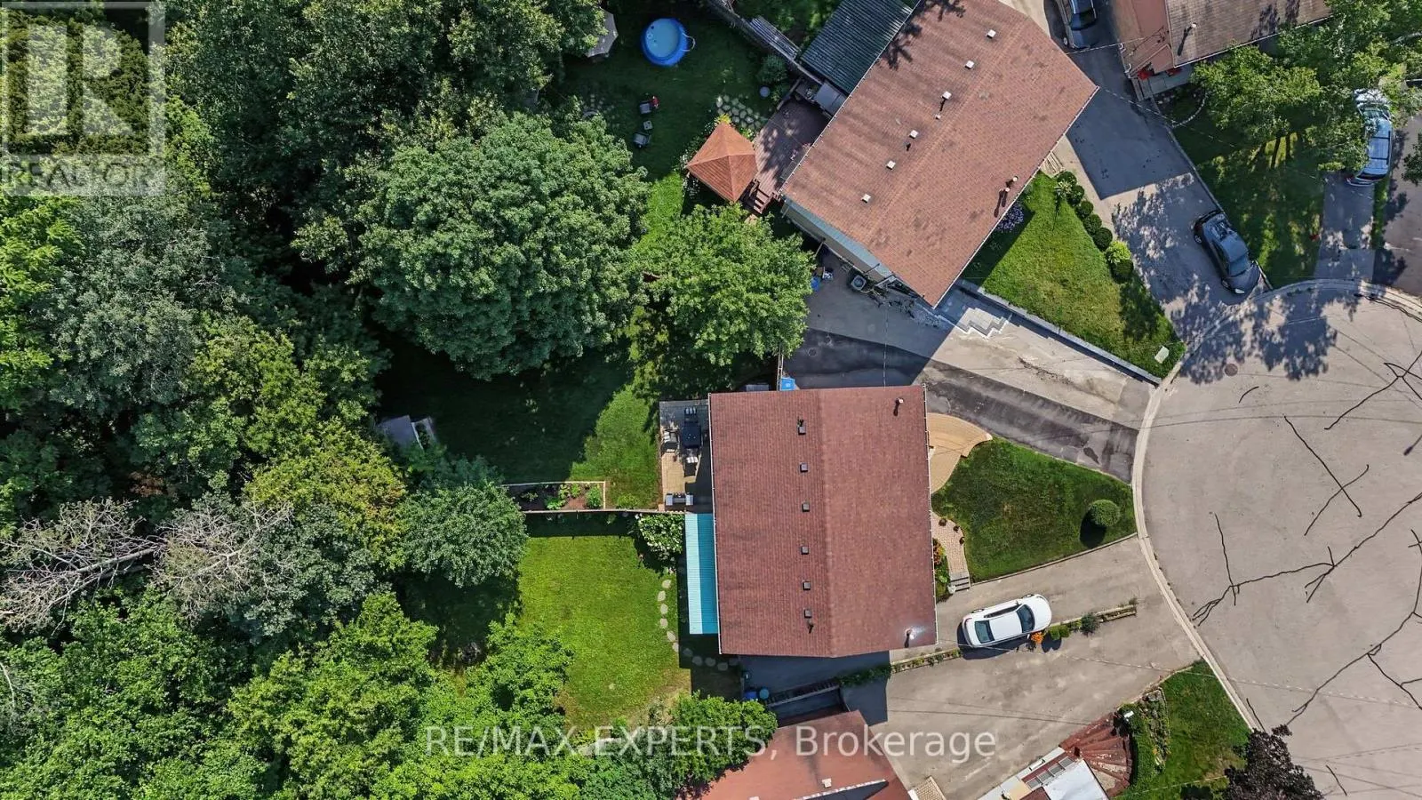 326 OAKWOOD COURT