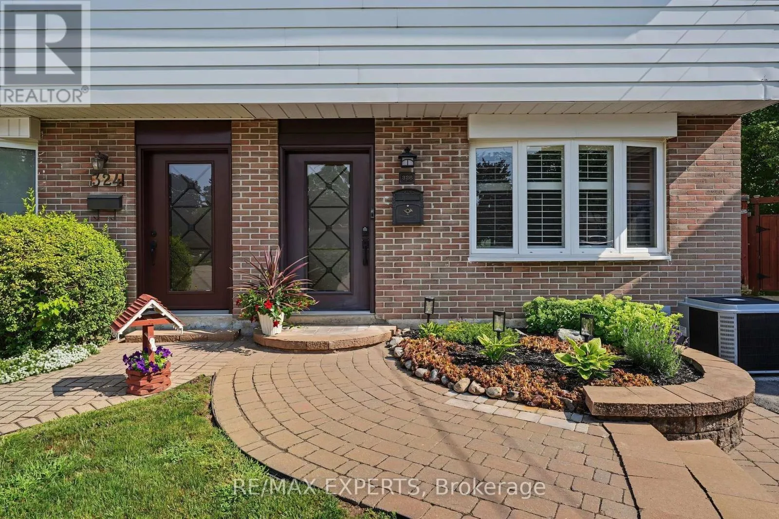 326 OAKWOOD COURT