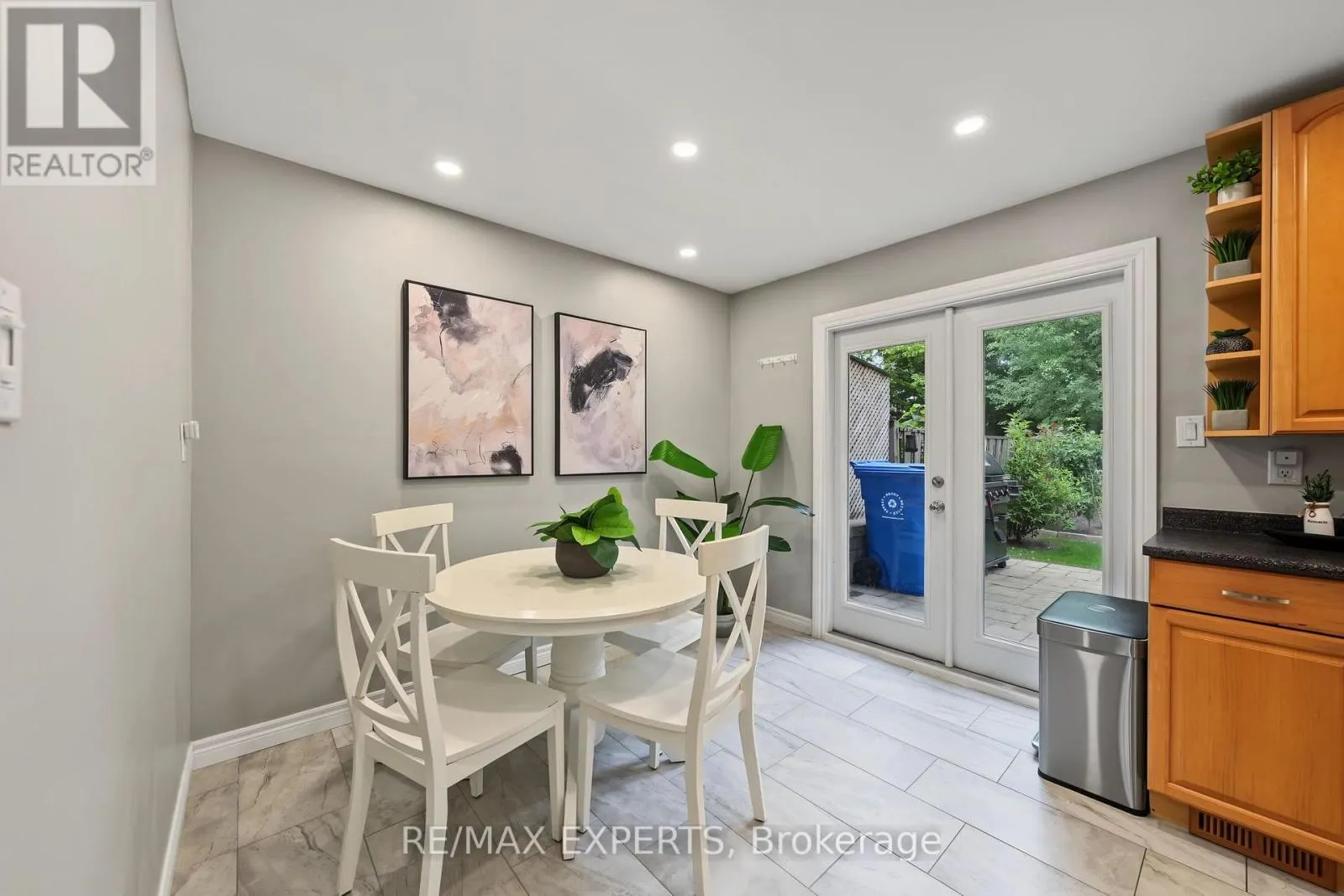 326 OAKWOOD COURT