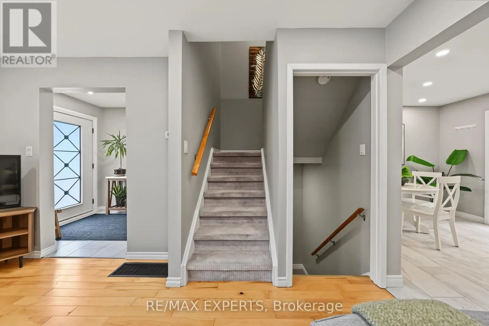326 OAKWOOD COURT
