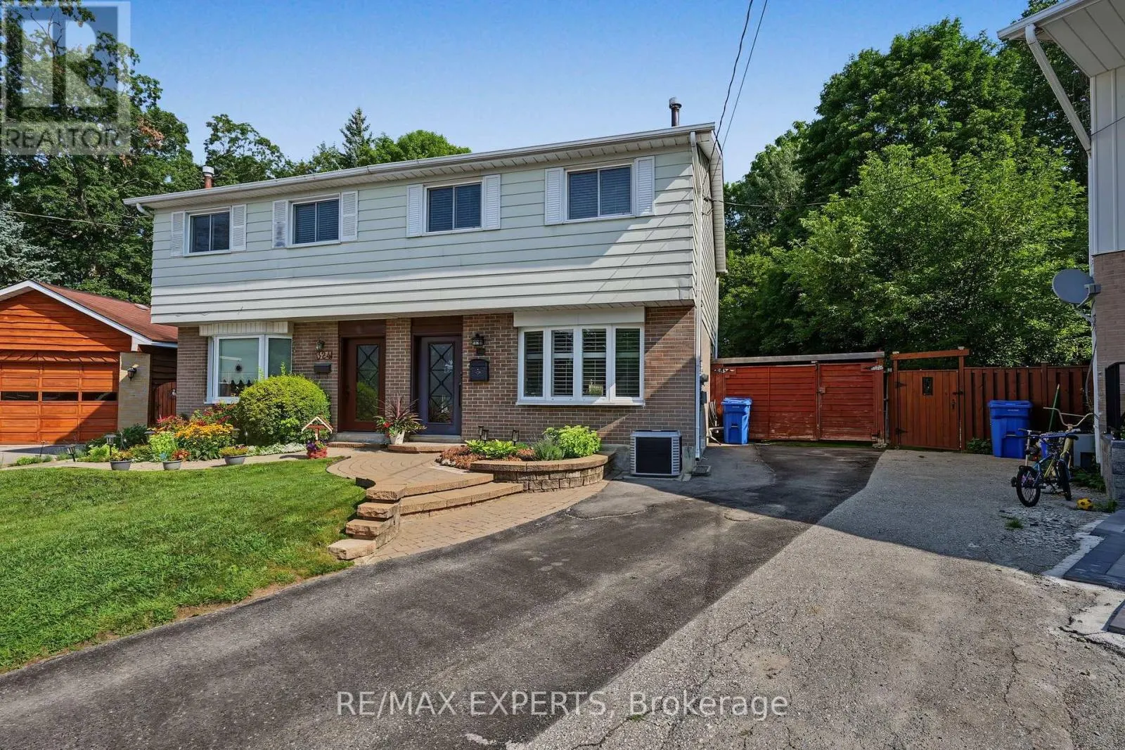 326 OAKWOOD COURT