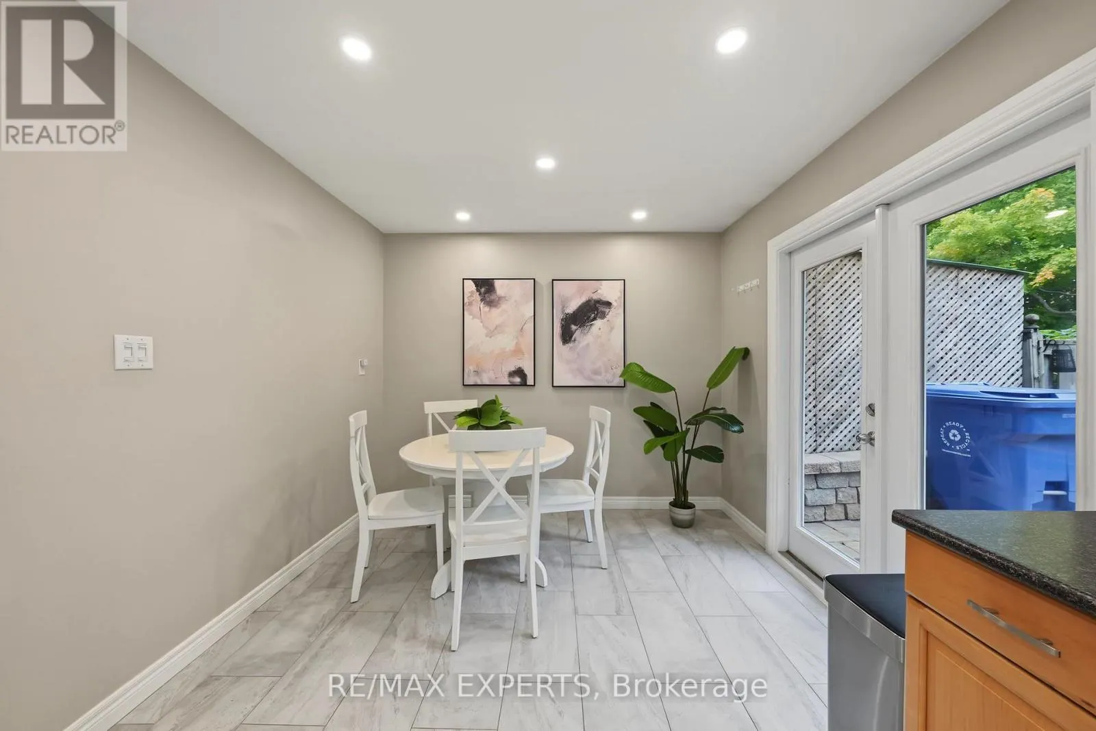 326 OAKWOOD COURT