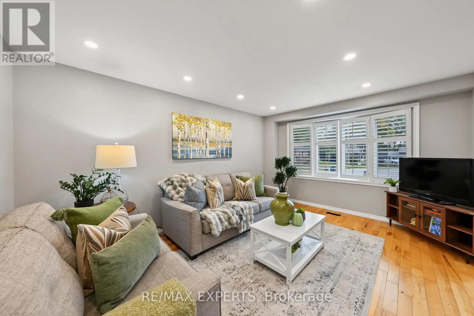 326 OAKWOOD COURT