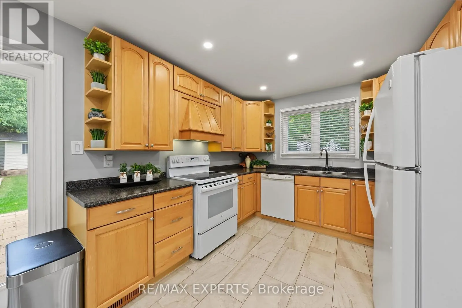 326 OAKWOOD COURT