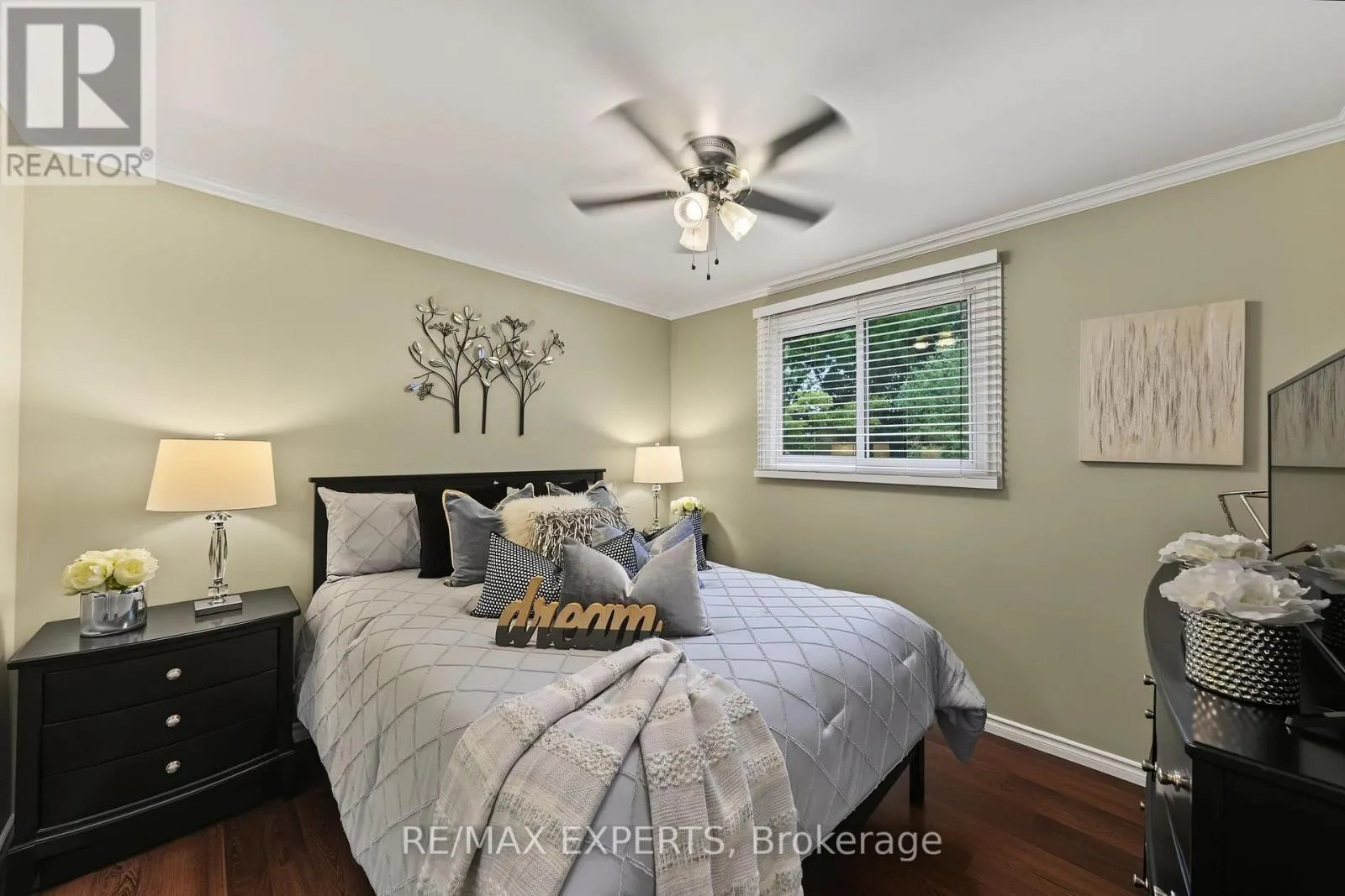 326 OAKWOOD COURT