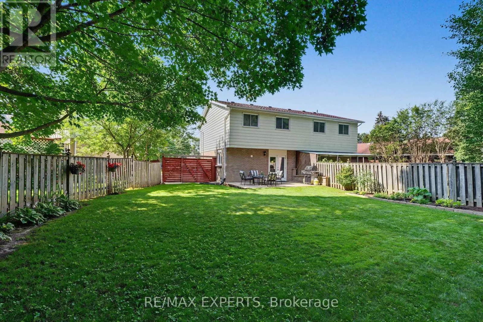 326 OAKWOOD COURT