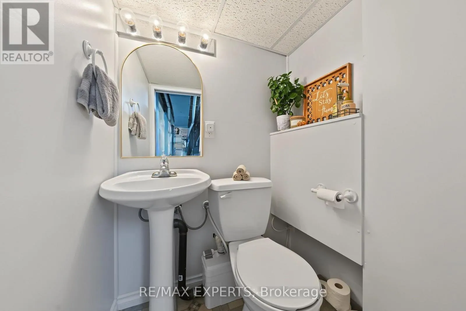 326 OAKWOOD COURT