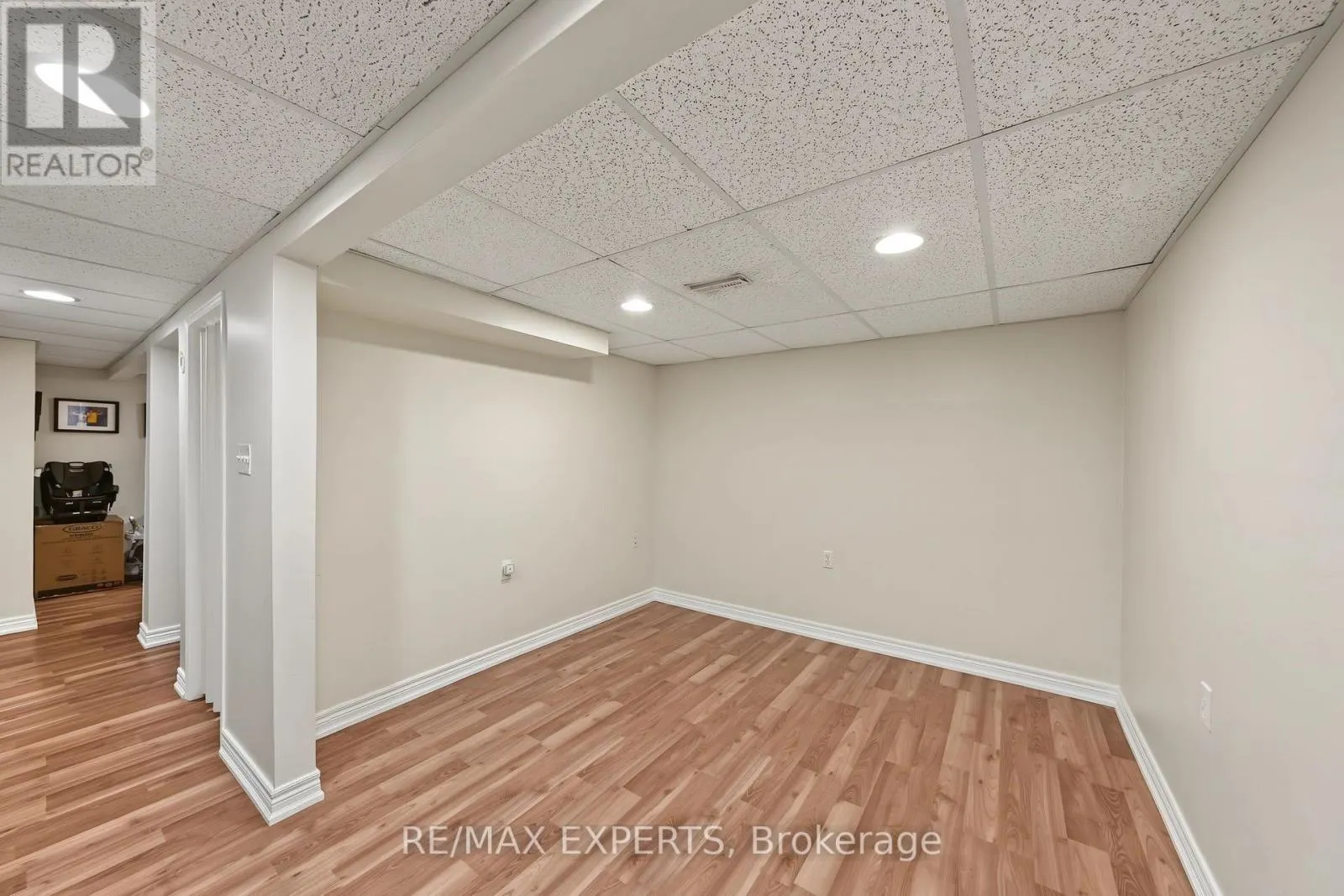 326 OAKWOOD COURT