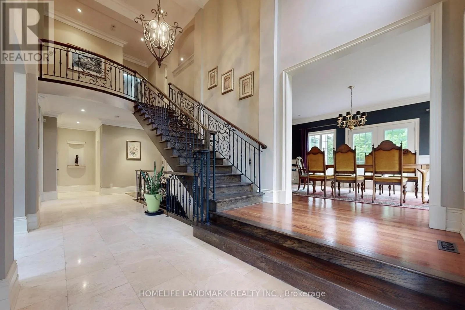 19 WOLF RUN COURT