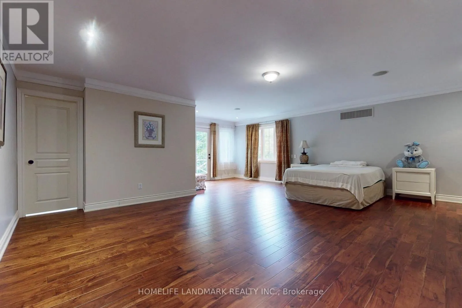 19 WOLF RUN COURT