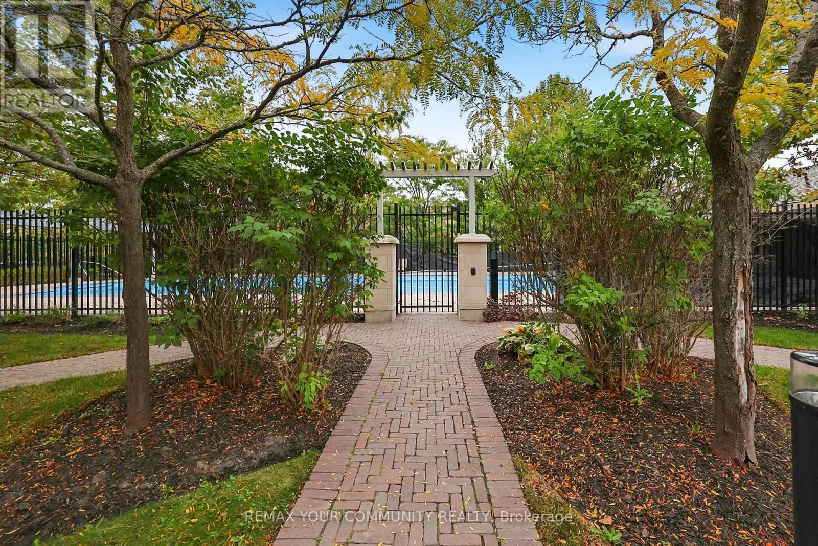 222 - 111 CIVIC SQUARE GATE