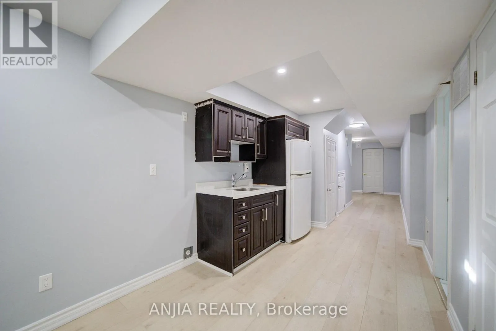 28 GRANDWOOD AVENUE