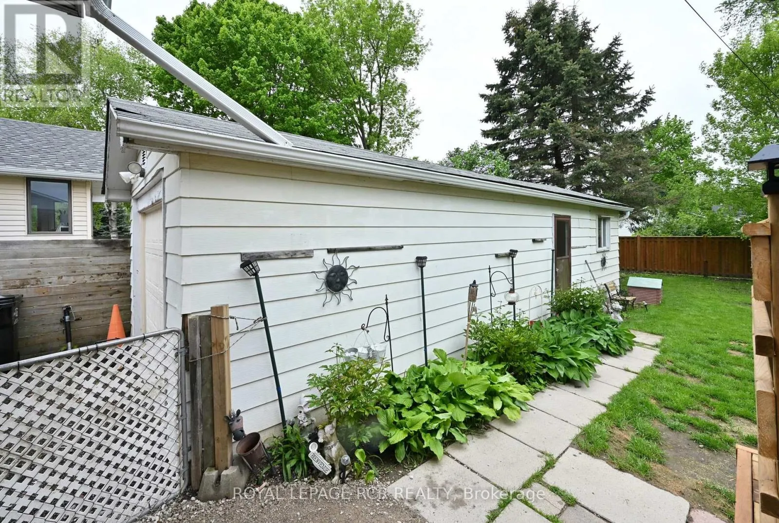 12 MAPLE AVENUE E