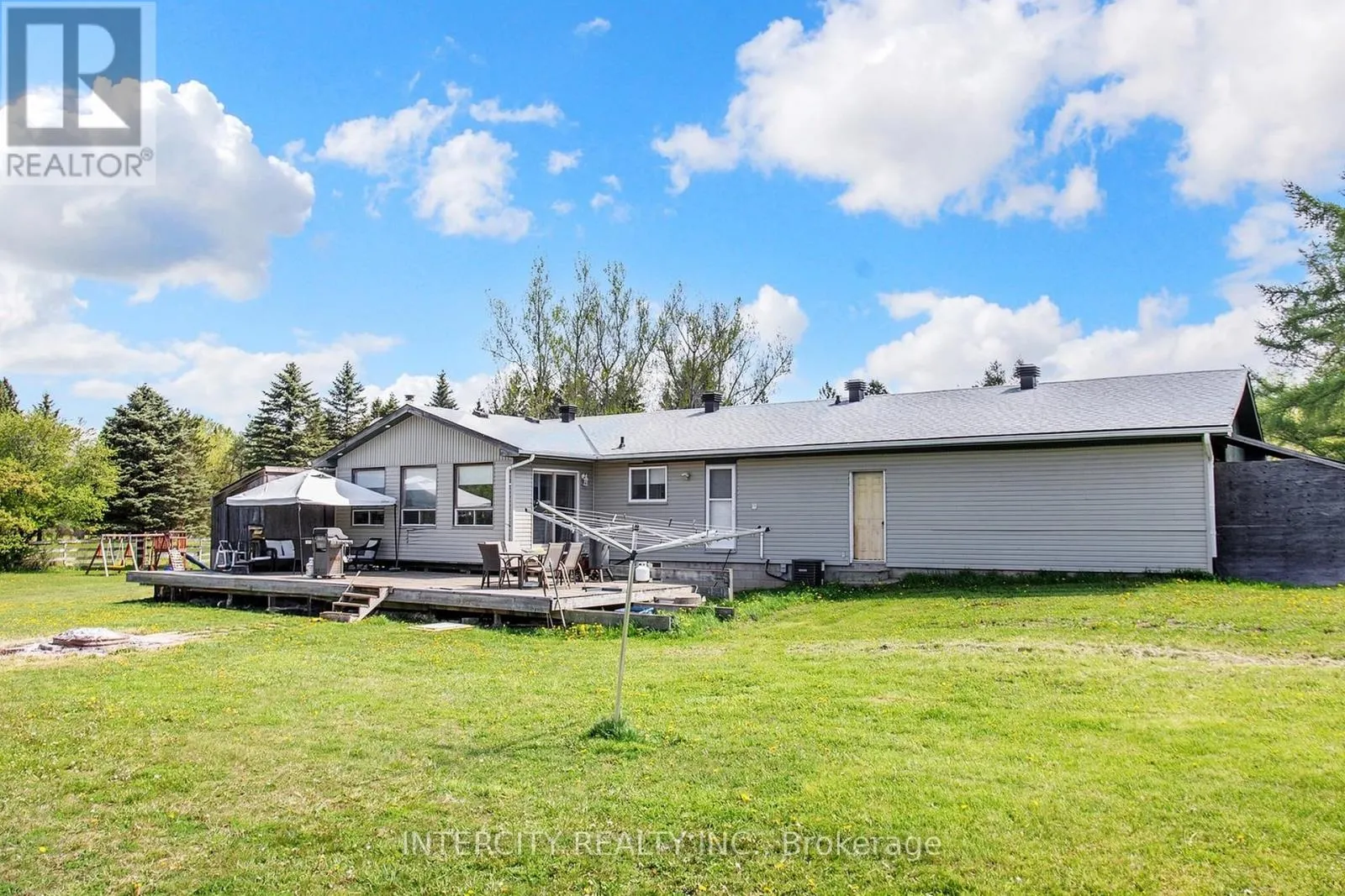 2076 15TH SIDE ROAD