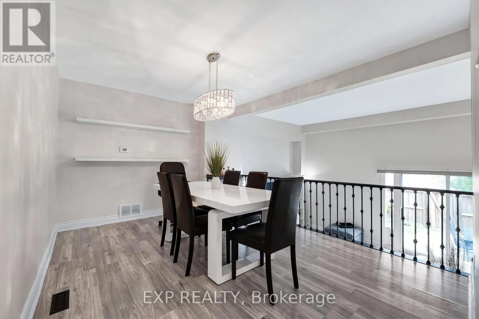 6 POPLAR CRESCENT