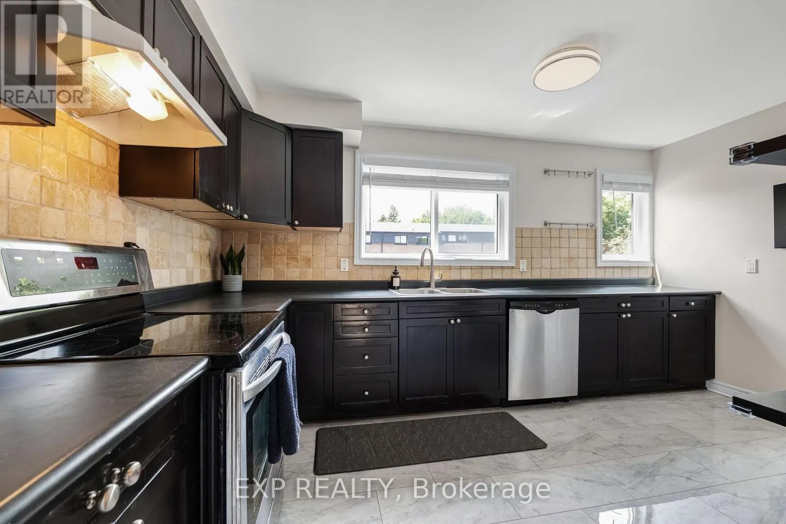 6 POPLAR CRESCENT