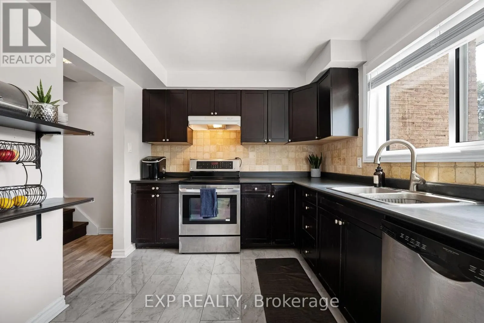 6 POPLAR CRESCENT
