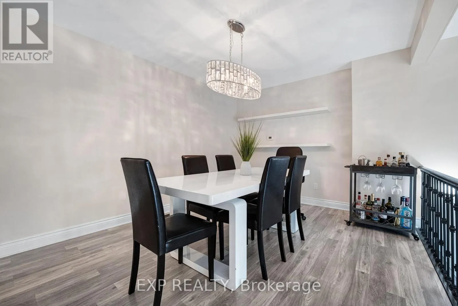 6 POPLAR CRESCENT