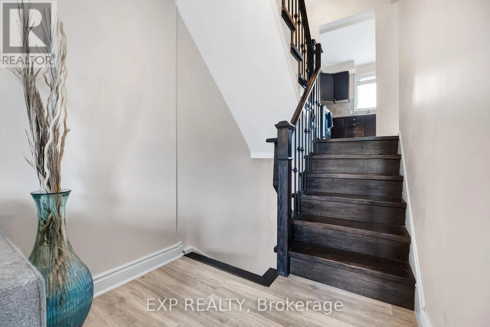 6 POPLAR CRESCENT