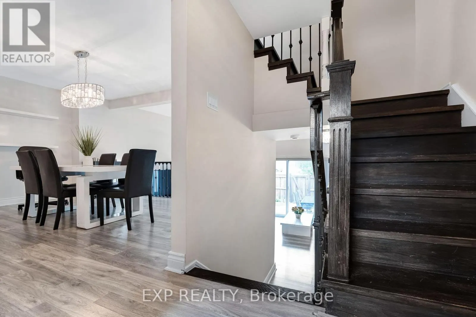 6 POPLAR CRESCENT