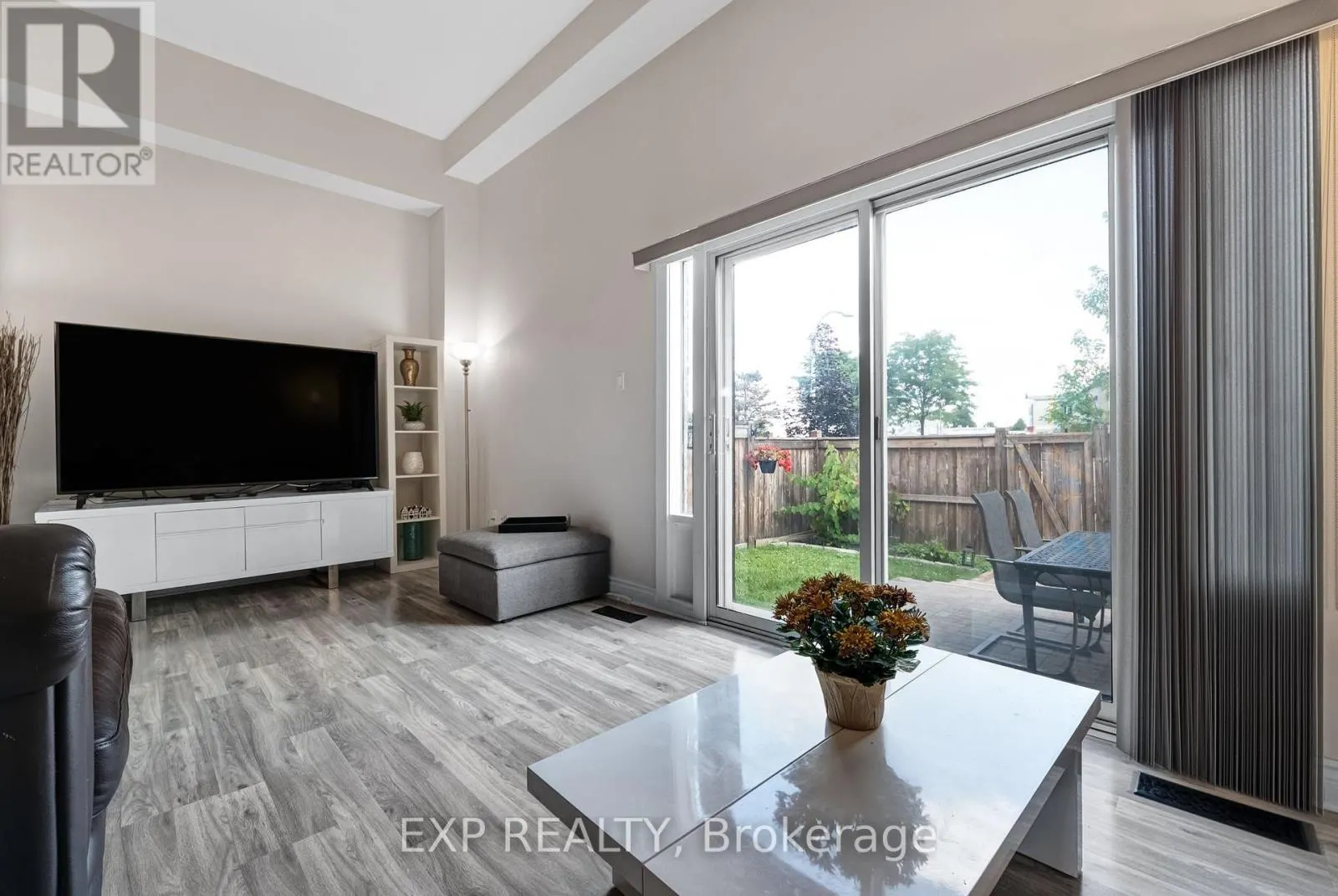 6 POPLAR CRESCENT