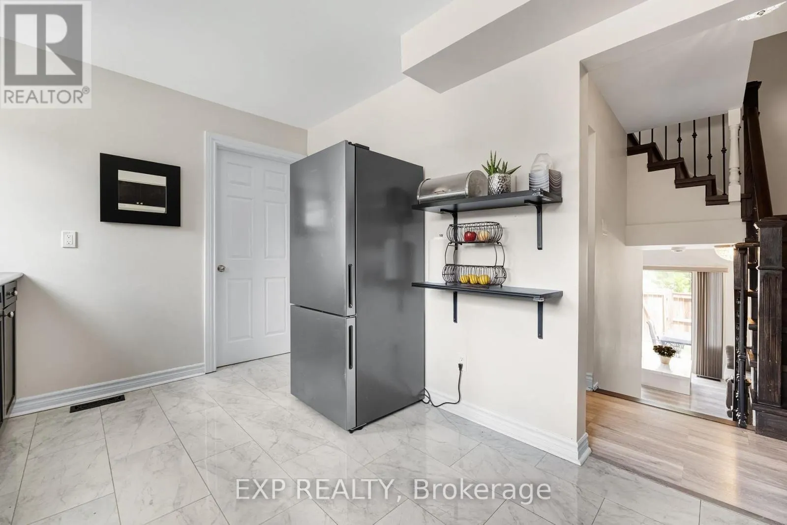 6 POPLAR CRESCENT